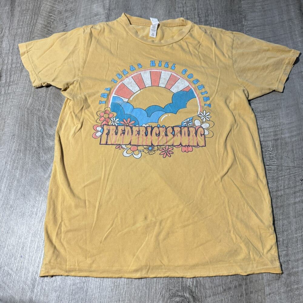 Lane Seven Fredericksburg The Texas Hill Country Yellow Size M T-Shirt Raw Hem